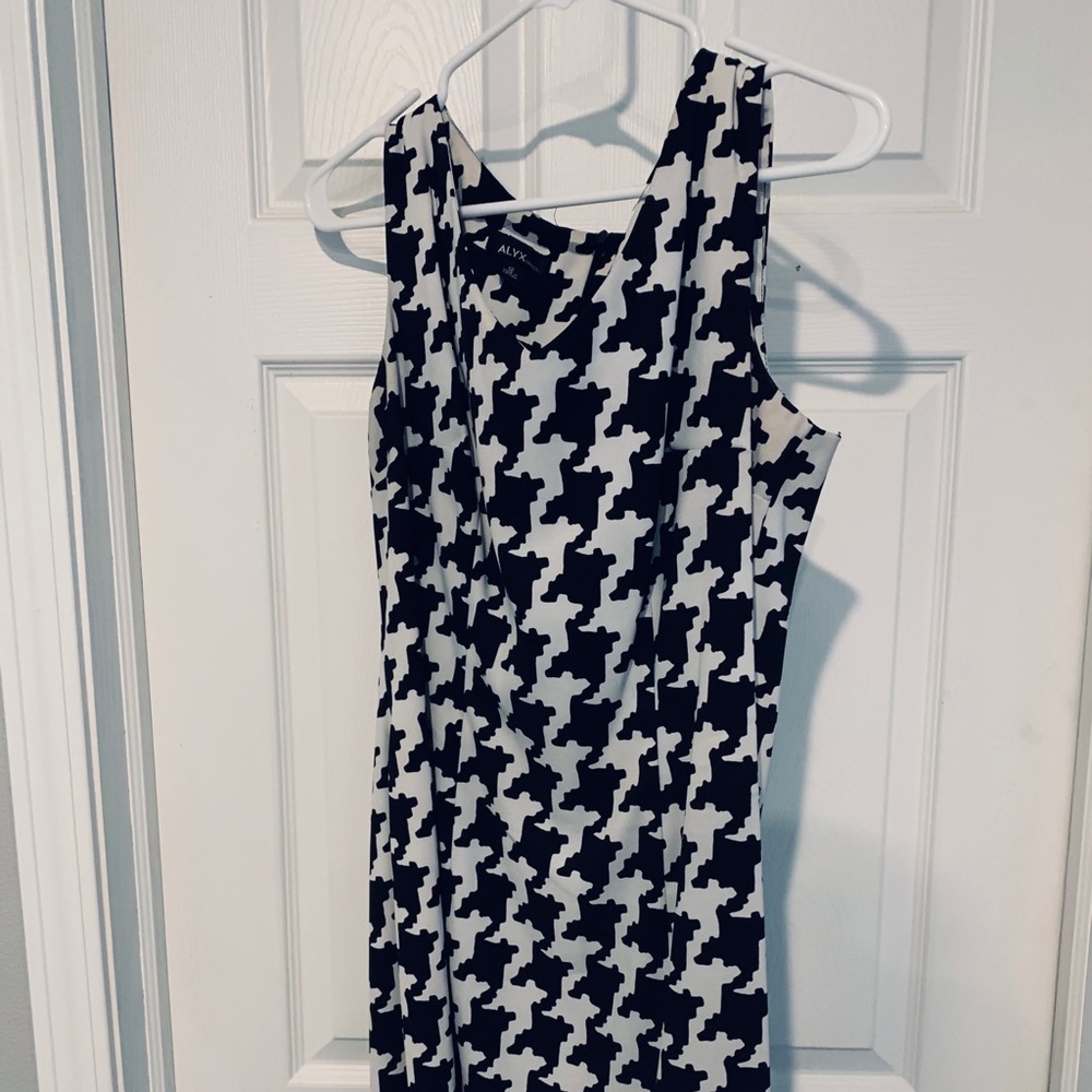 Dresses - Picture 3 of 8